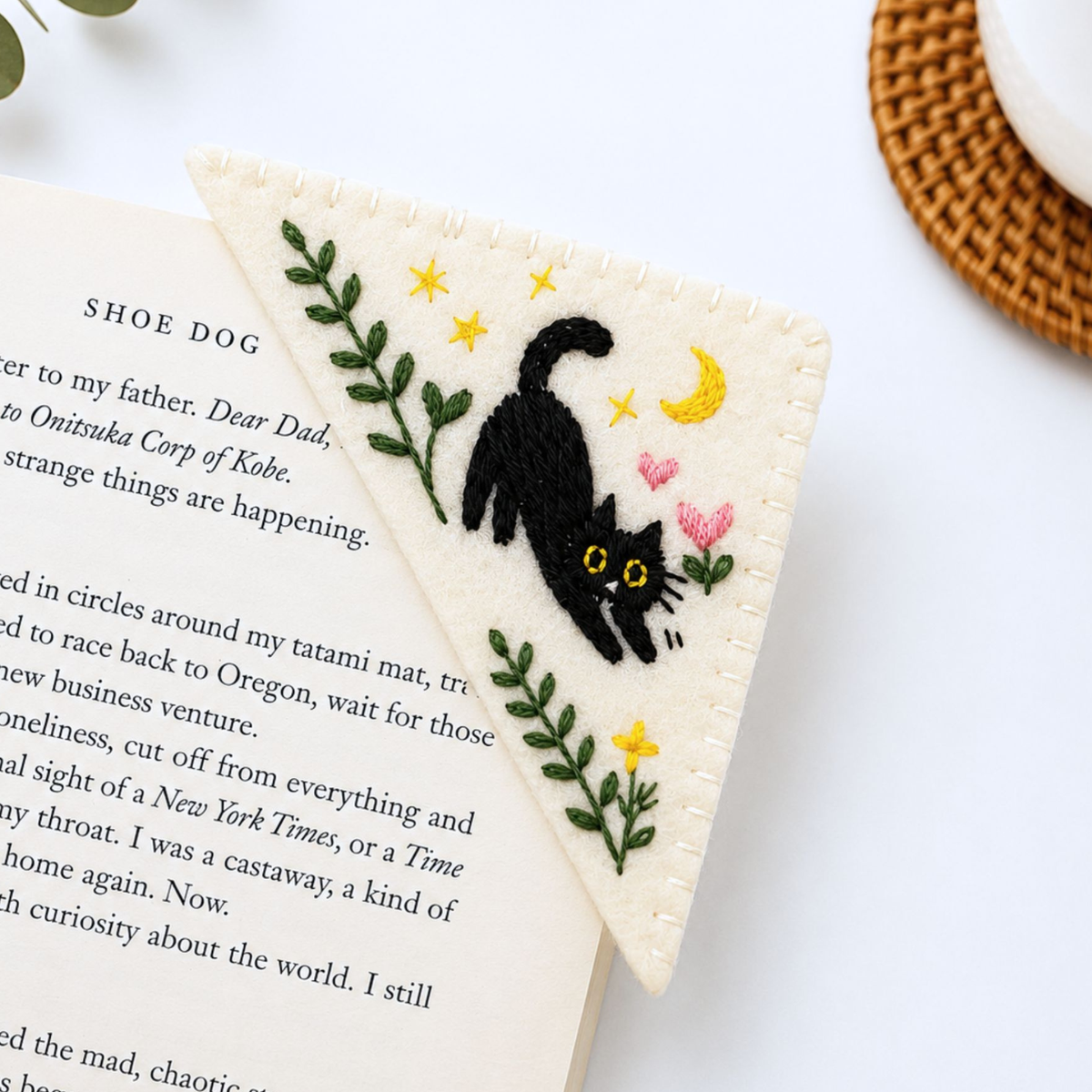 Le Petit Camion Handmade Embroidered Felt Corner Bookmark - Stretching Black Cat