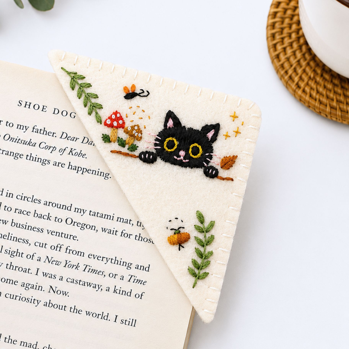 Le Petit Camion Handmade Embroidered Felt Corner Bookmark - Peekaboo Black Cat