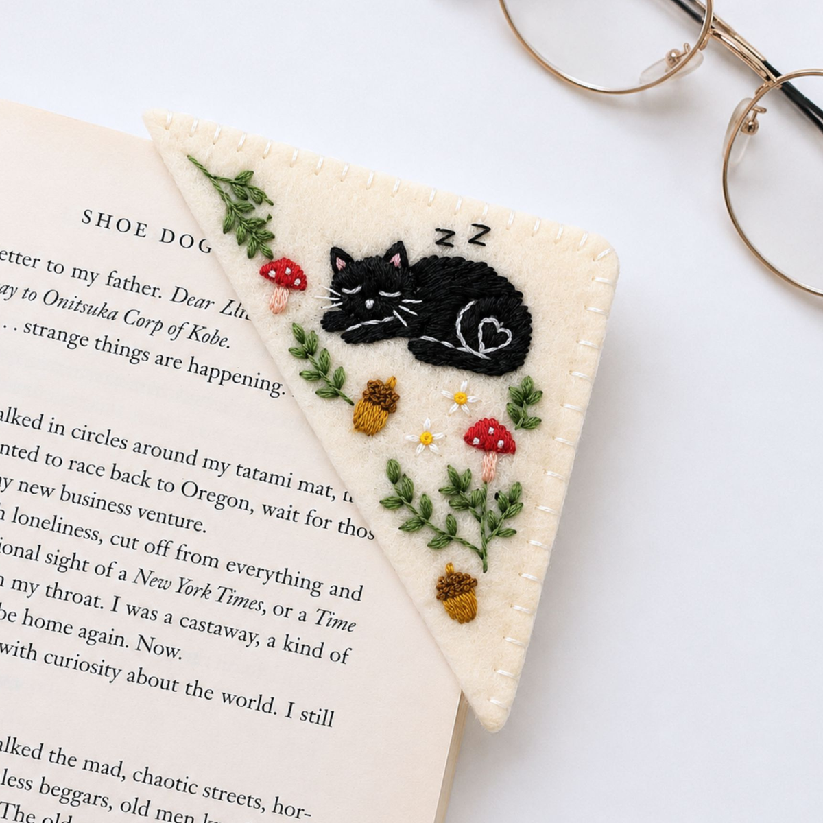 Le Petit Camion Handmade Embroidered Felt Corner Bookmark - Sleeping Black Cat