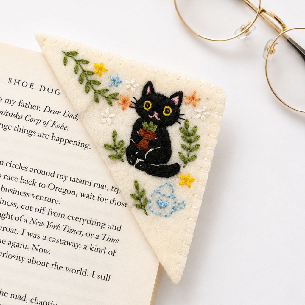 Le Petit Camion Handmade Embroidered Felt Corner Bookmark - Garden Black Cat